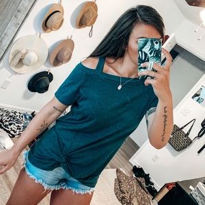 Natural tie, off strap tshirt